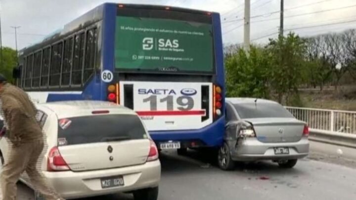 Triple choque en el Camino a San Agustín: dos autos y un colectivo de SAETA involucrados