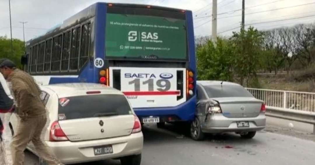 Triple choque en el Camino a San Agustín: dos autos y un colectivo de SAETA involucrados