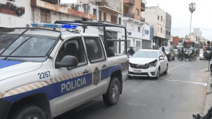 Caos vehicular en el centro de Salta: un auto chocó contra un patrullero en plena hora pico