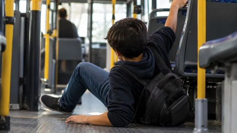 Justicia ordenó millonaria indemnización tras una brusca frenada que fracturó a un menor en un colectivo