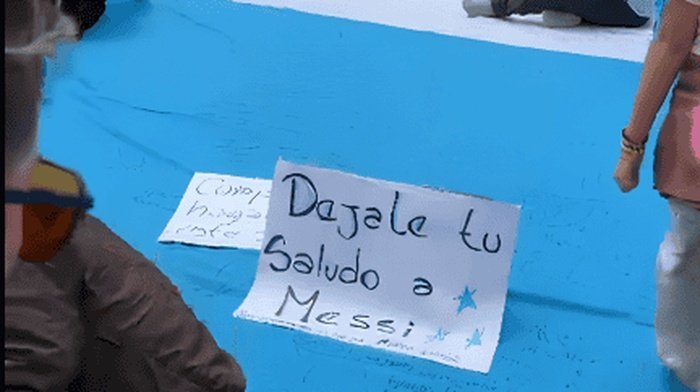 Una bandera gigante y cientos de mensajes: el emotivo homenaje de una pareja de Cerrillos para Lionel Messi