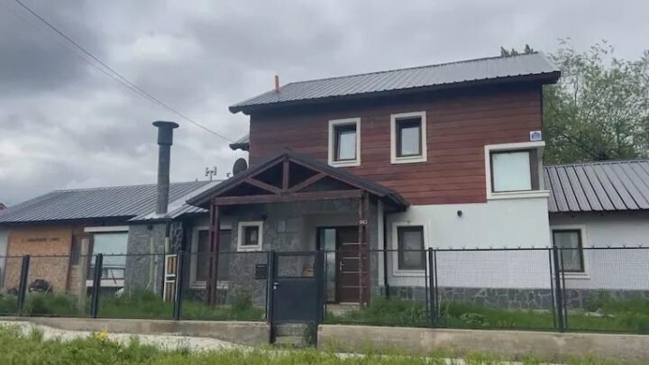 Escándalo en Esquel: un bioquímico mantuvo a su familia cautiva durante cuatro años en una casa tapiada