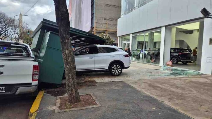accidente Buenos Aires Insólito cliente probó auto eléctrico perdió control terminó incrustado vidriera