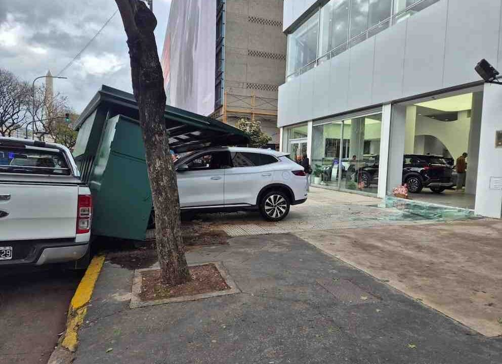 accidente Buenos Aires Insólito cliente probó auto eléctrico perdió control terminó incrustado vidriera