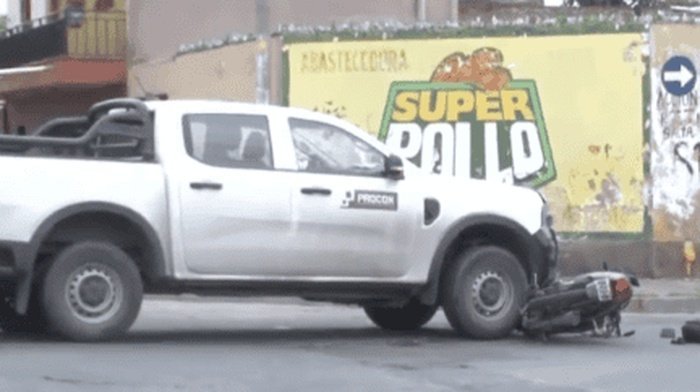Violento choque en Salta: una mujer terminó debajo de una camioneta y fue trasladada de urgencia